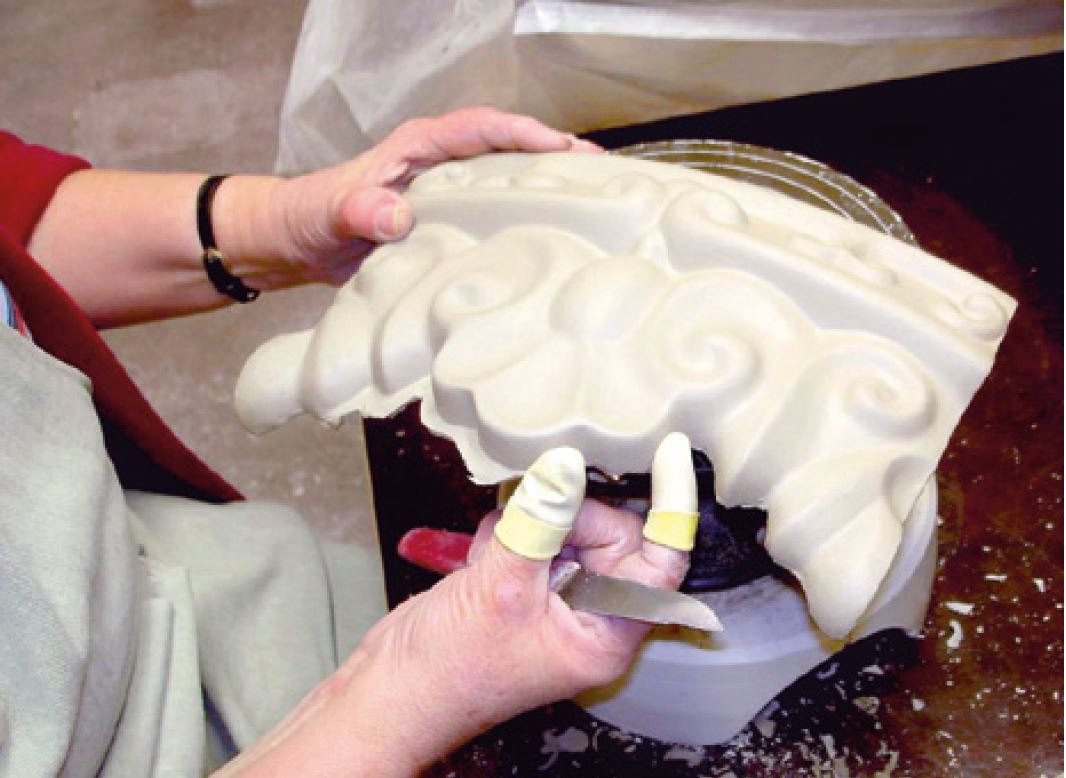 Artisanat dans la production de carreaux chez Gabriel Keramik en Suède