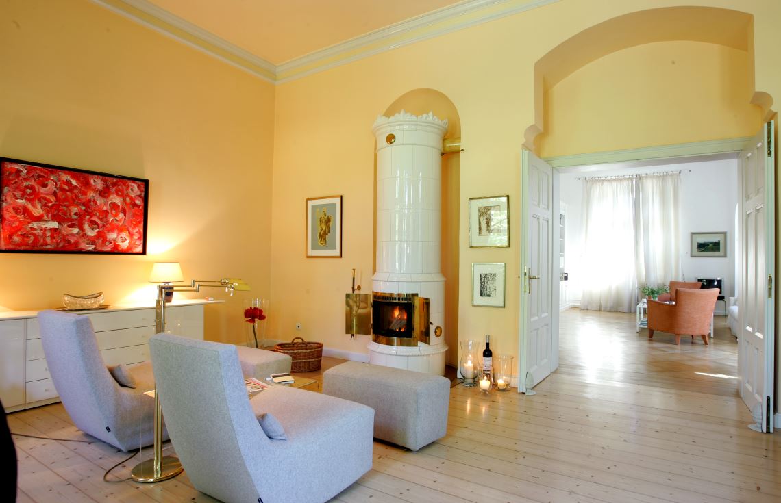 Schwedischer Kachelofen Sonya vor gelber Wand