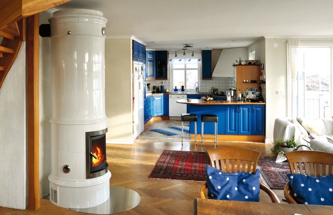 Schwedischer Kachelofen Tillinge mit Blick auf Küche